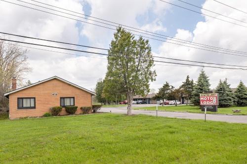Comfortable Stay in Brownstown w Great Amenities