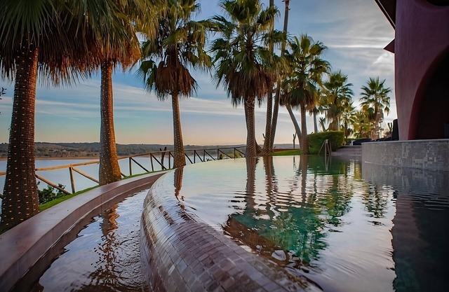Comfortable Stay! Lake View, Outdoor Swimming Pool, Complimentary Parking!