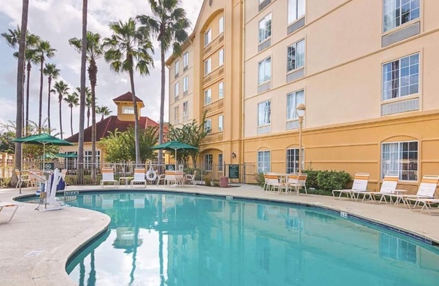 Comfortable Stay Perfect for Early Flights Near Orlando Airport | 2 Rooms