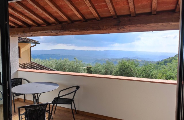 Comfortable studio apartment, terrace panoramic view of Chianti hills.