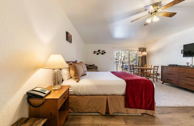 Comfortable Studio w/Kitchen 2nd Floor #213 at Donner Lake Village