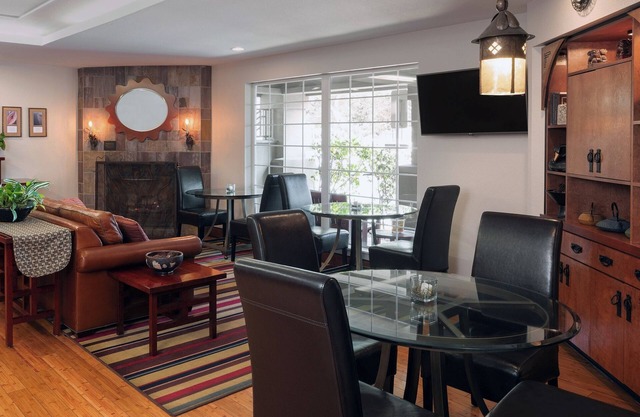 Comfortable Suite w/ Full Kitchen, Close to Miners Ravine Nature Reserve!