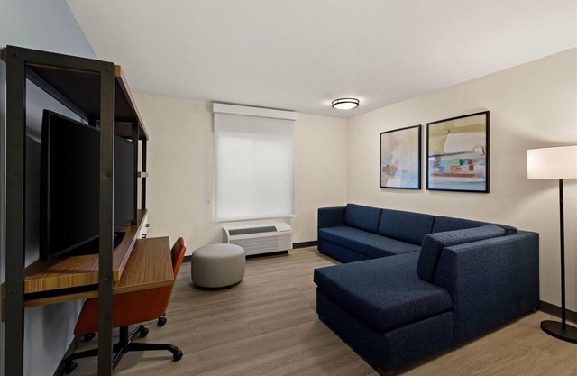 Comfortable Suite w/Full Kitchen – Perfect for Families Visiting Newnan