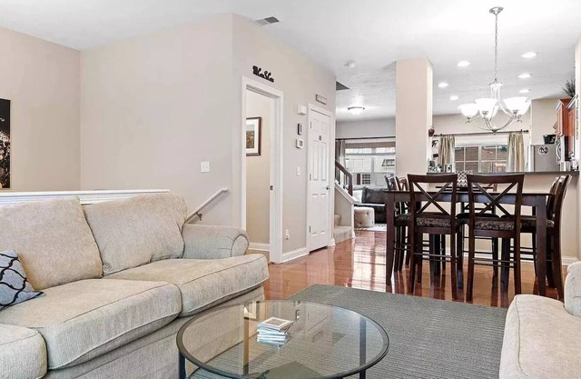 Comfortable Townhouse - Short Stroll to Notre Dame
