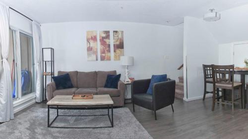 Comfortable Townhouse in Whistler Village w Hot Tub