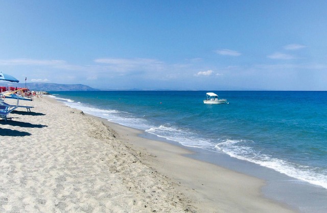 Comfortable vacation apartment with proximity to the sandy beach.