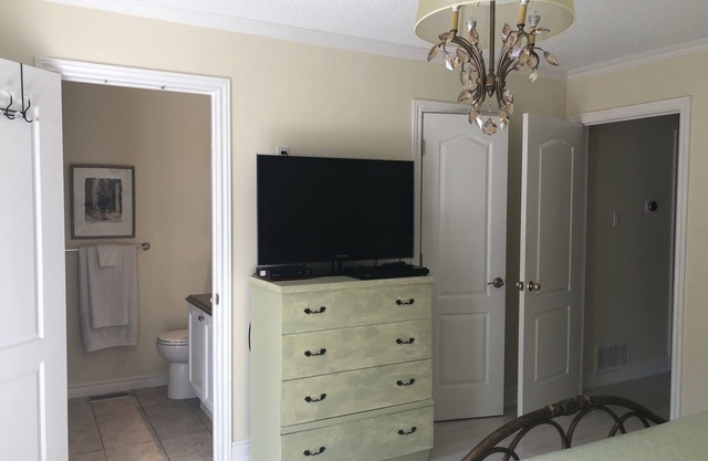 Comfortable Vacation Getaway in Innisfil Ontario.