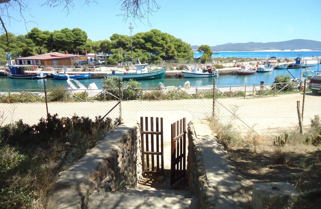 Komfortable Villa auf den Yachthafen 20 Meter vom Meer entfernt mit einem großen privaten Pinienwald