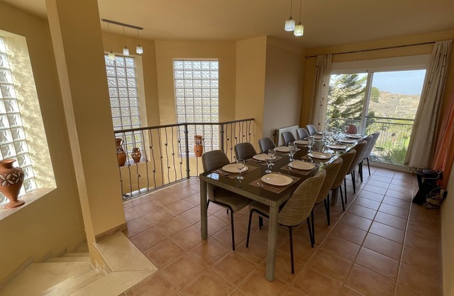 Große, komfortable Villa (Klimaanlage, WLAN) mit beheiztem Pool, Whirlpool und Garten