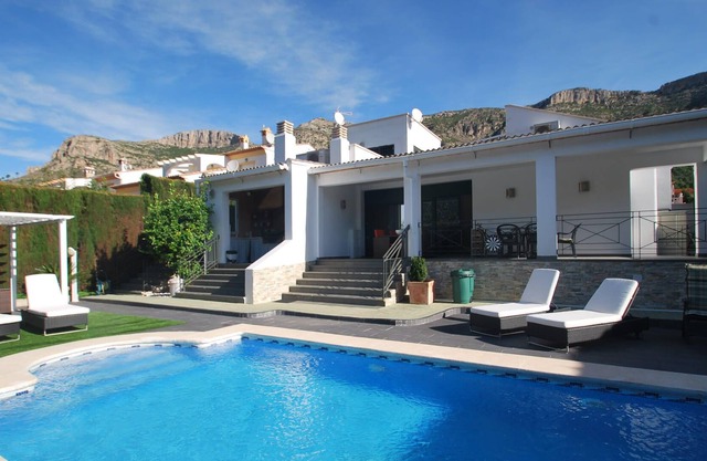 Moderne Villa mit privatem Pool, Klimaanlage, Internet, nicht einsehbar