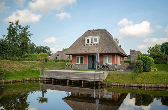 Komfortables Haus am Wasser, in einem Ferienpark
