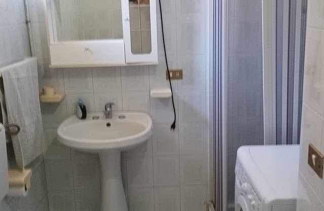 Comfortable white house in quiet and serviced area, pets allowed