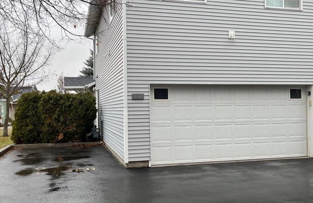 Comfortably Quiet 3 Bedroom Condo, walking distance to shops