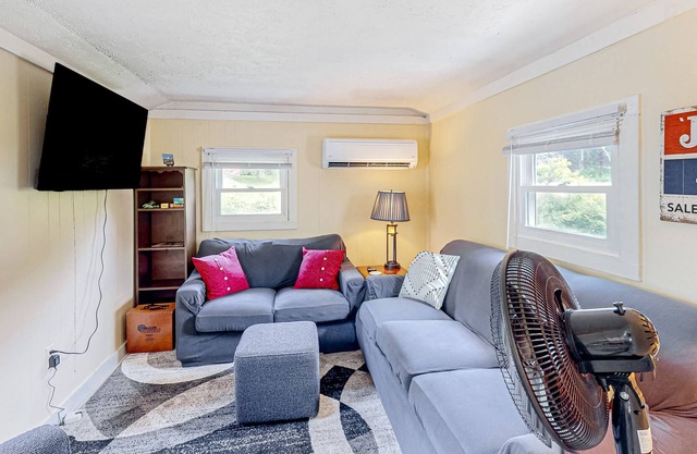 Comforting cottage with gas grill, patio, deck, firepit, firepit, & kitchenette