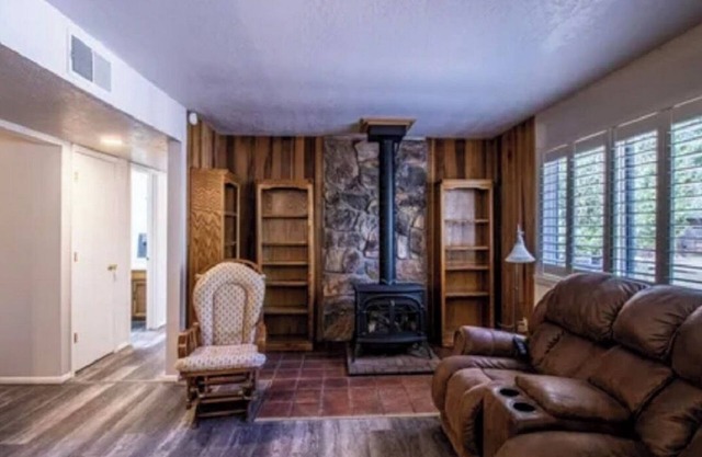 Comforting farmhouse with 3 bedrooms, farm animals, located by the river