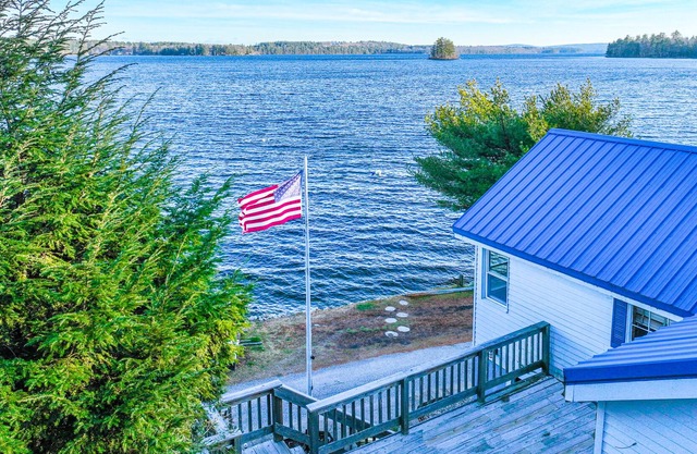 Comforting lakefront cottage with gas fireplace, washer/dryer, firepit, & patio