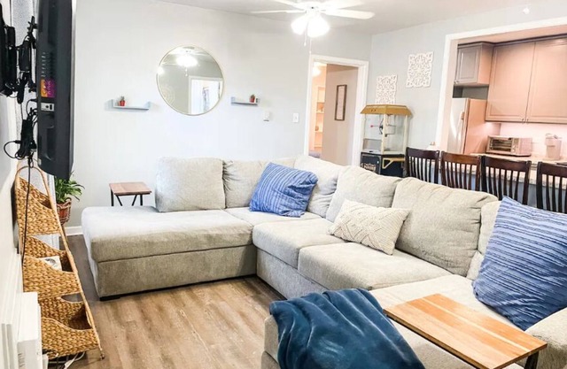 Comfy 1 bedroom guesthouse. Sleeps 3. *No cleaning fees*