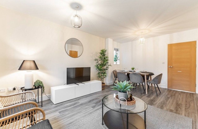 Comfy 2 Bed With Sofa Bed /Heathrow/Surrey/M25