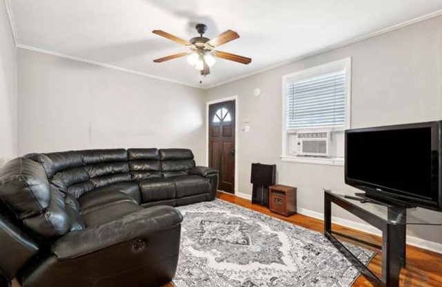 Comfy 2 bedroom condo - walk to French Quarter. Parking available