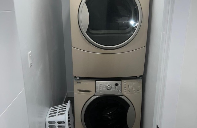 Comfy 2 bedroom stay tucked away in a sleepy neighborhood few mins to the Henday
