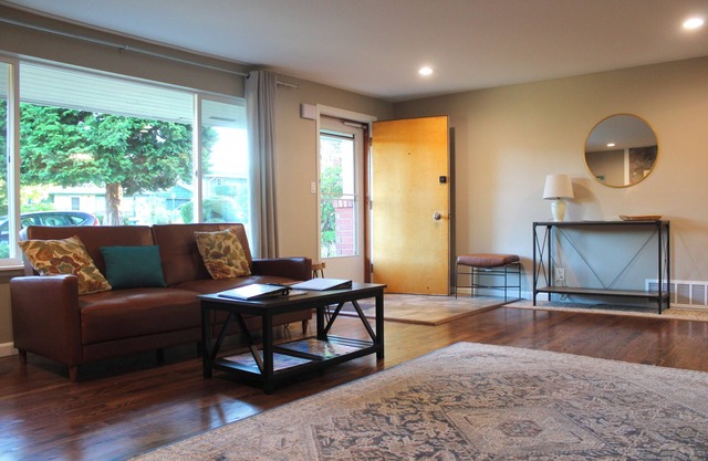 Comfy 3 bedroom, pet-friendly home, big backyard, 5 minutes to Downtown Edmonds.