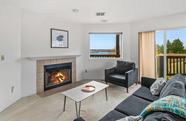Comfy 3BR House in Tacoma w/ Office Spaces