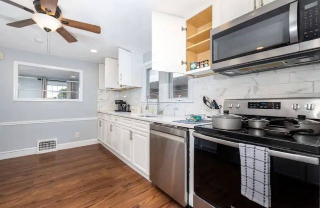 Comfy 4-Bedroom Home with King Bed-Free Parking