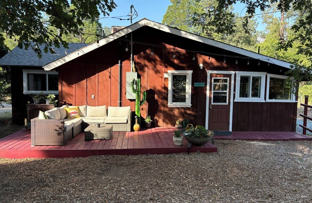 Comfy and Cozy Family Cabin in Sequoia Nat’l Forest in California Hot Springs!