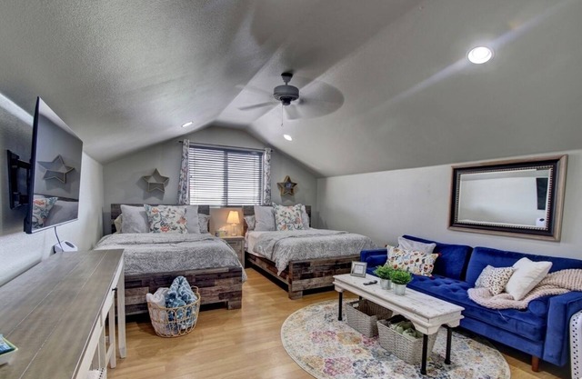 Comfy apartment on acreage, sleeps 2