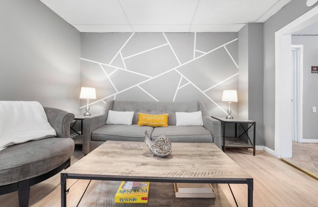 Comfy Apt| 2 blocks to NYC train| Private Parking