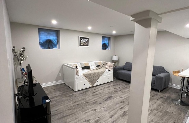 Proviate Entrance, Comfy Basement Apartment, Free car parking, Easy to Airport