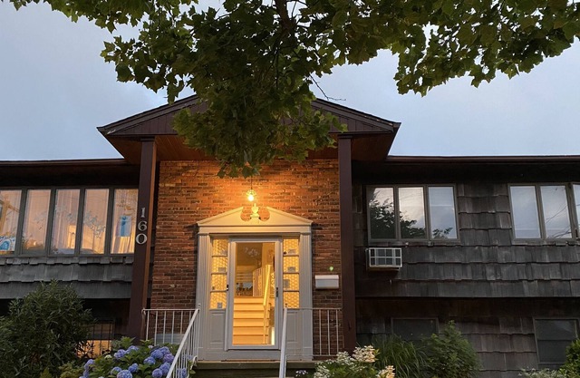 Comfy Beach House near all amenities, bring nothing but yourselves