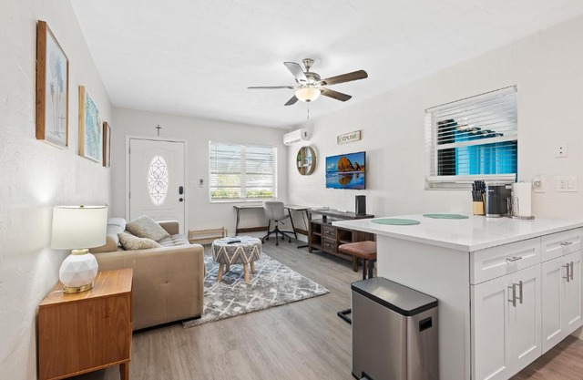 Comfy BNB w/King Bed + Work/Travel + Beach 8 Min