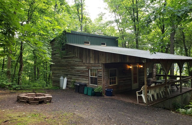 Gemütliche Hütte im Wald mit riesigem Partydeck
