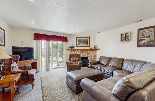 NEUE AUFLISTUNG! Komfortable Wohnung mit Blick auf Bear Lake w / Pool, Whirlpool und Tennis