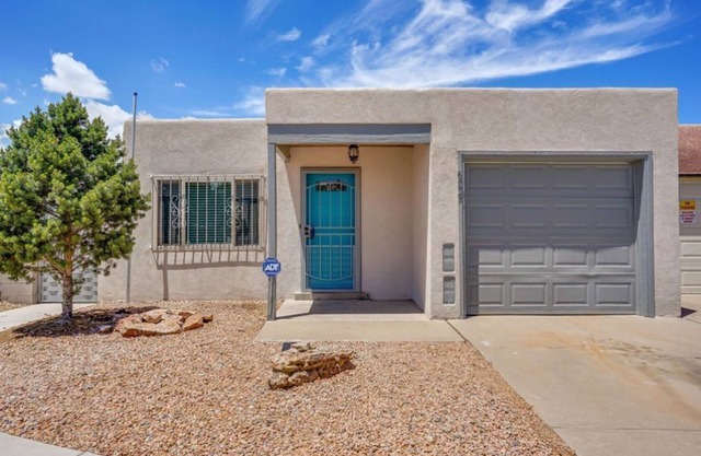 Comfy, contemporary, quiet retreat with views of the Petroglyphs