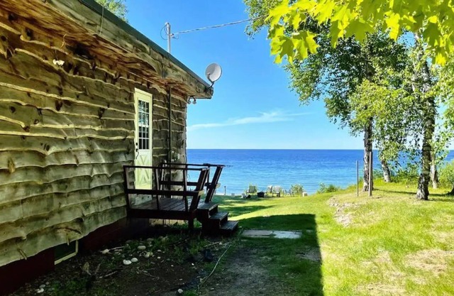 Comfy Cottage W/Private Lakeshore Access and View