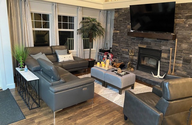 Comfy, Cozy Cabin Near Gull Lake