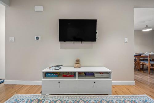 Comfy, Cozy, Central Calgary, 2BR and 1BTH