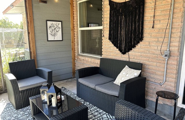 Comfy & cozy home, minutes from shopping centers and popular restaurants.
