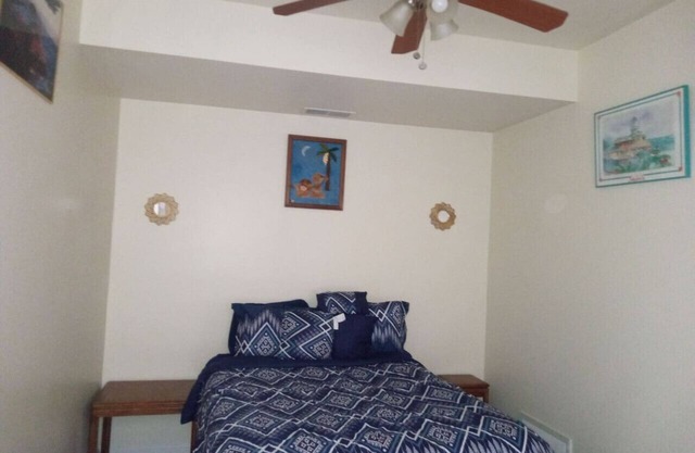 comfy cozy roomy with free parking