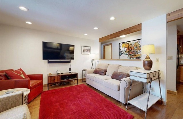 Hangseite 2BR / 1BA - 5 Minuten zu Fuß oder mit dem Auto zu den Aufzügen und zur Straßenbahn - 2. Etage - Whirlpool