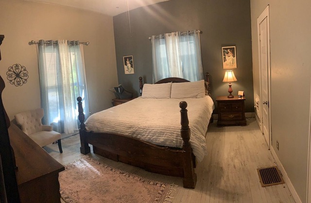 Comfy home in historic district walking distance to museum, Food, & Shopping