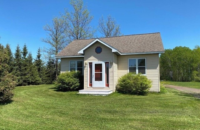 Comfy home on ORV/Snowmobile trail system and a perfect view of Lake Gogebic!