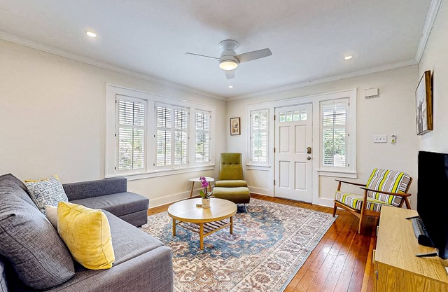 Comfy home with full kitchen, TV, & board games - close to park & attractions