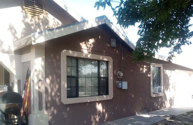 Comfy House w/ Private Rooms. Livingroom, Bathroom,washroom, and Workroom