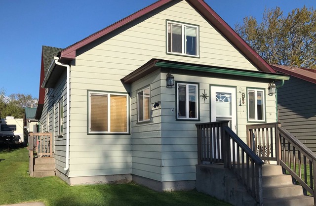 Comfy lake vaca for 6. Spend your summer exploring gorgeous Flathead Lake!