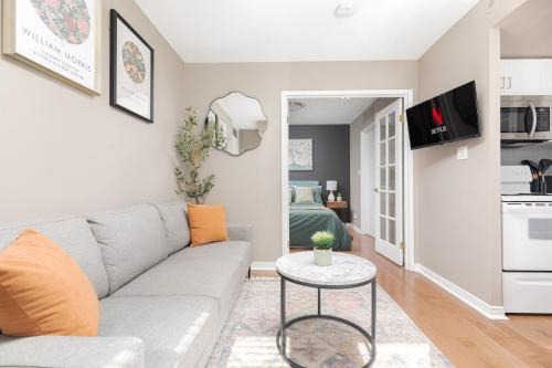 Comfy Liberty Village Home 1BD Steps from King St