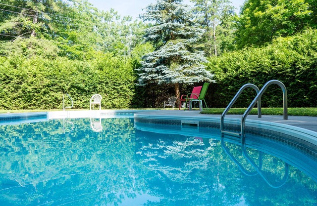 Comfy Loft Cottage in Sharbot Lake with Outdoor Pool and Lake Access