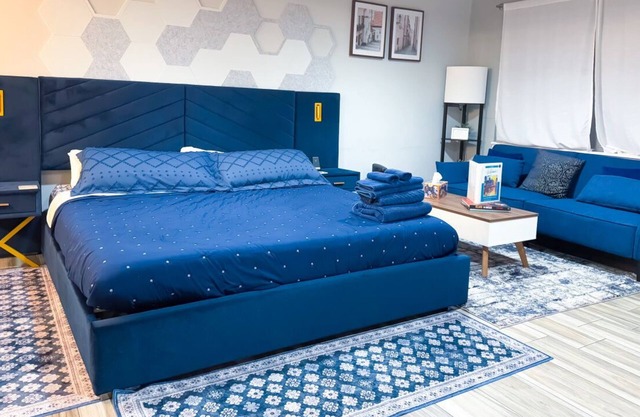 Comfy Luxe King Studio | FREE Parking & WIFI